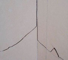 地衛(wèi)士-傳統(tǒng)材料接縫多 易翹板 開裂 破損