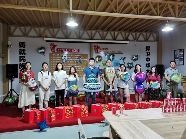 迎中秋，慶生日，地衛士地坪小伙伴歡聚一堂！