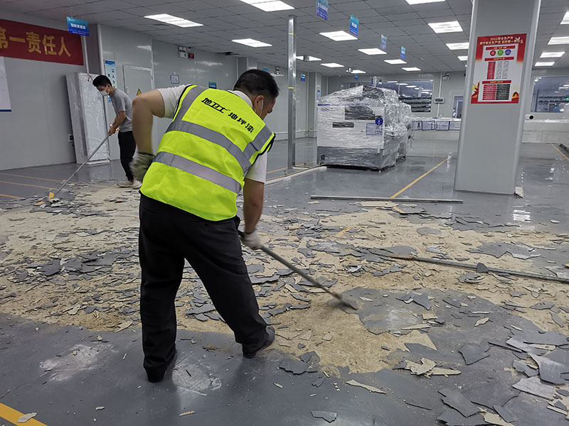 地衛(wèi)士施工人員正在鏟除原來的舊漆層