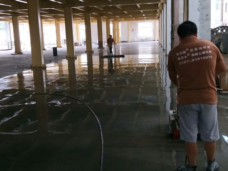 “地衛(wèi)士”混凝土強化地坪施工