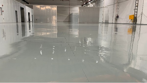 南海經(jīng)濟(jì)小鎮(zhèn)選用自流平耐磨環(huán)氧地坪漆