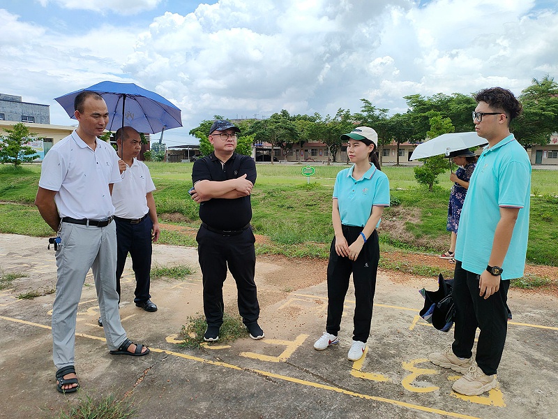 梧村垌小學校長為優石麗總經理陳文定介紹學校運動場環境圖