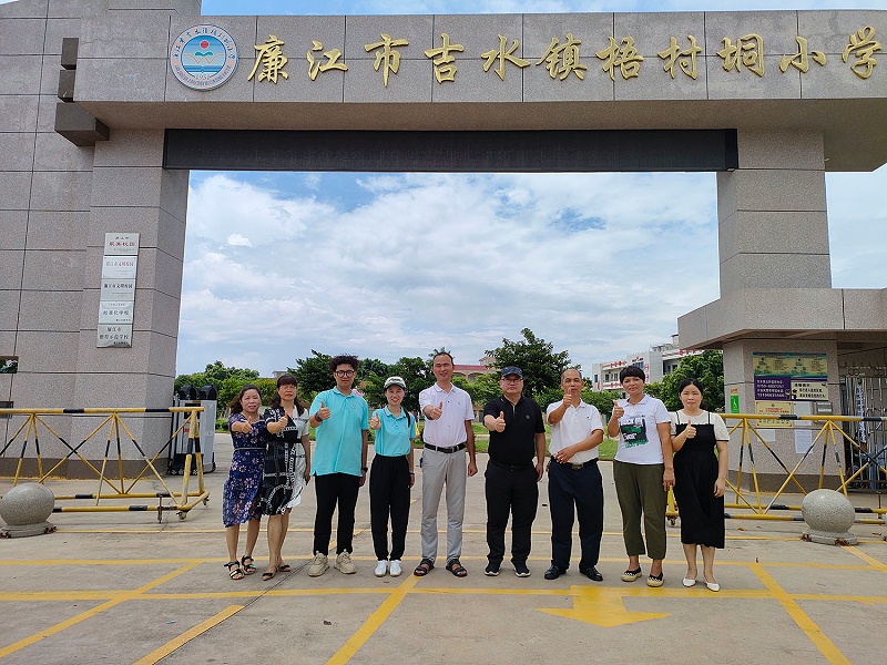 佛山優石麗總經理陳文定在梧村垌小學考察合影