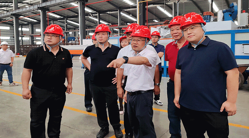 地衛士地坪漆總經理陳文定在廣東季華鋁業工廠車間參觀學習