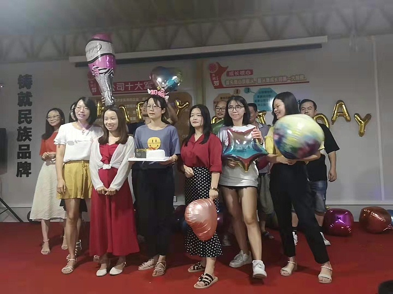 生日會,共同奮斗,地衛(wèi)士地坪,佛山地坪漆公司,慶祝生日,佛山固化劑地坪,地坪漆,地板漆公司,合影